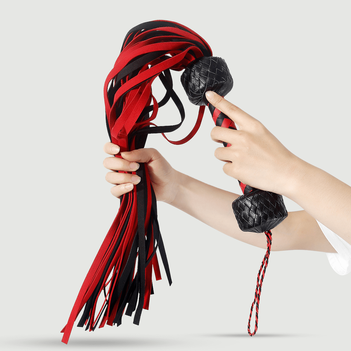 Δερμάτινο Flogger Με Διπλή Ανάγλυφη Λαβή & Πολλαπλές Ουρές Leather Flogger With Double Textured Grip & Multiple Tails – Κόκκινο/Μαύρο by Sexopolis