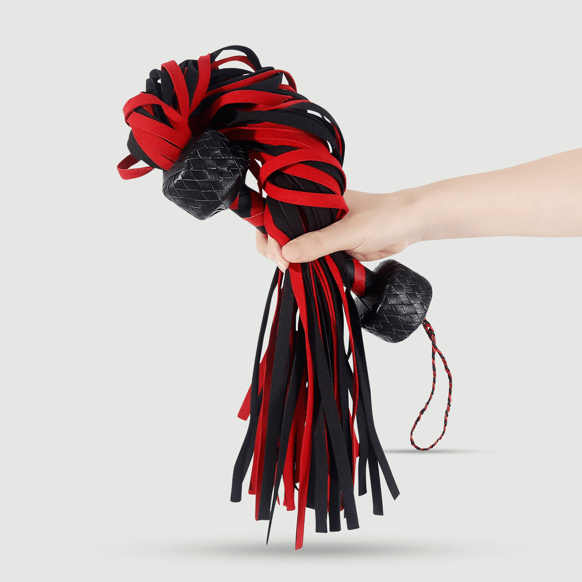 Δερμάτινο Flogger Με Διπλή Ανάγλυφη Λαβή & Πολλαπλές Ουρές Leather Flogger With Double Textured Grip & Multiple Tails – Κόκκινο/Μαύρο by Sexopolis