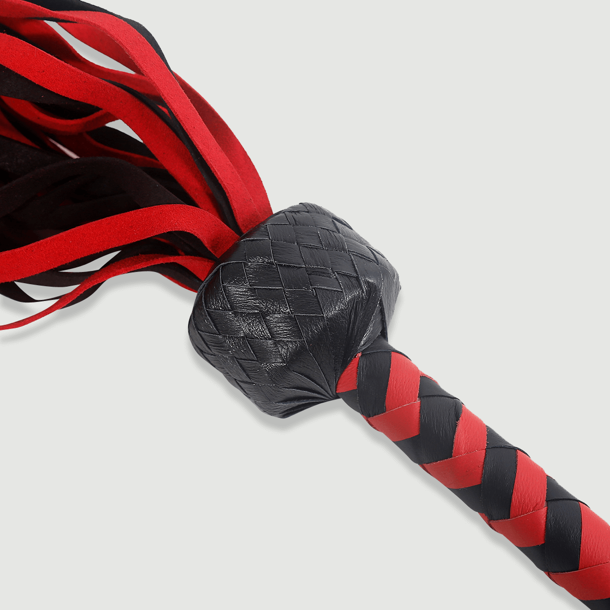 Δερμάτινο Flogger Με Διπλή Ανάγλυφη Λαβή & Πολλαπλές Ουρές Leather Flogger With Double Textured Grip & Multiple Tails – Κόκκινο/Μαύρο by Sexopolis