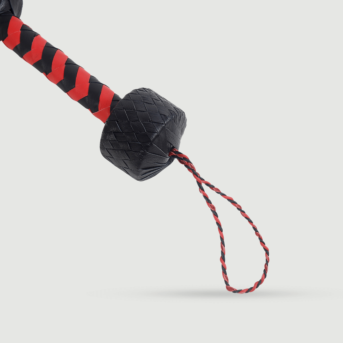 Δερμάτινο Flogger Με Διπλή Ανάγλυφη Λαβή & Πολλαπλές Ουρές Leather Flogger With Double Textured Grip & Multiple Tails – Κόκκινο/Μαύρο by Sexopolis