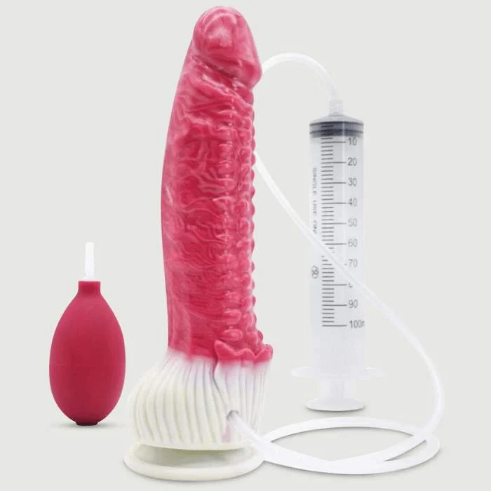 Ρεαλιστικό fantasy dildo σε κόκκινη απόχρωση με έντονες φλέβες και κουκκίδες, ενσωματωμένη βεντούζα και λεπτομέρειες στο κάτω μέρος που παραπέμπουν σε τέρας ή εξωγήινη μορφή. Συνοδεύεται από σύριγγα και κόκκινη χειροκίνητη αντλία.