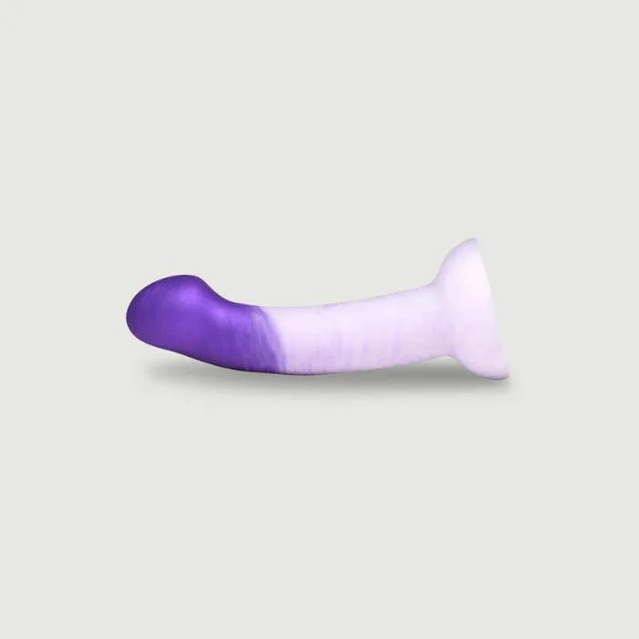 Μωβ dildo σιλικόνης με λεία επιφάνεια τοποθετημένο σε γκρι φόντο.