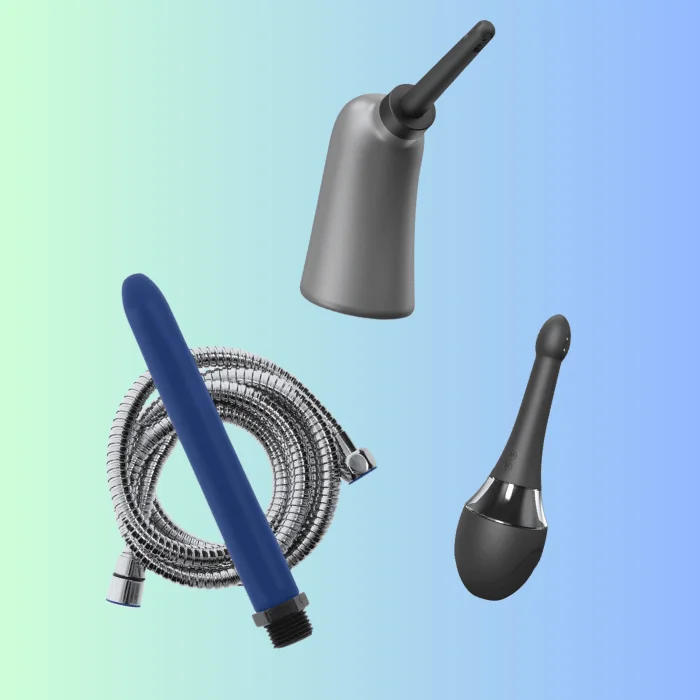 Τρία διαφορετικά πρωκτικά κλύσματα με ακροφύσια και σωλήνα για το ντους, σε γαλαζοπράσινο degrade φόντο.