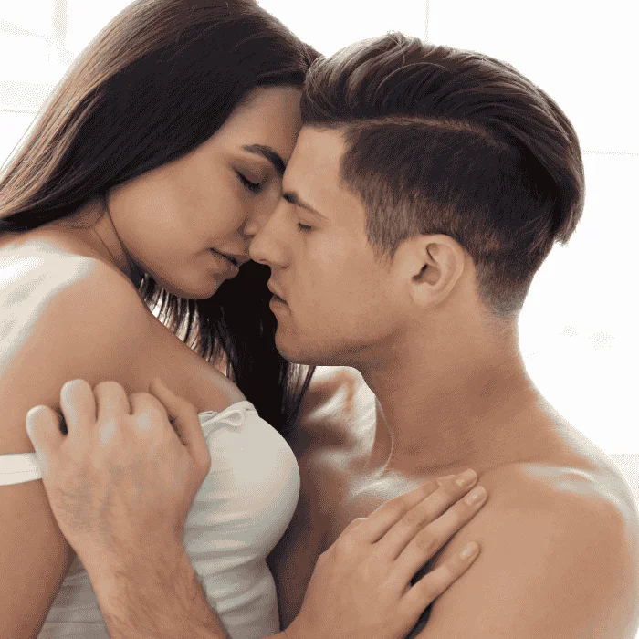 Γυναίκα με λευκά εσώρουχα αγκαλιάζει τρυφερά άντρα με κλειστά μάτια.