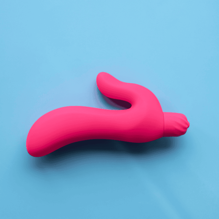 Φούξια δονητής G-spot από σιλικόνη πάνω σε γαλάζιο φόντο, σχεδιασμένος για στοχευμένη διέγερση του σημείου G.