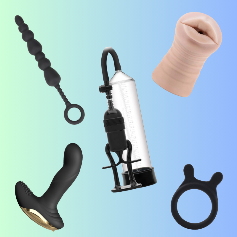 Ανδρικά Sex Toys Σε Γαλαζοπράσινο Φόντο Πέντε ανδρικά ερωτικά αξεσουάρ (δαχτυλίδι πέους, δονητής προστάτη, αυνανιστήρι σιλικόνης σε σχήμα στόματος, πρωκτικές χάντρες με λαβή και μια διάφανη αντλία πέους με λαβή) πάνω σε ντεγκραντέ μπλε-πράσινο φόντο.